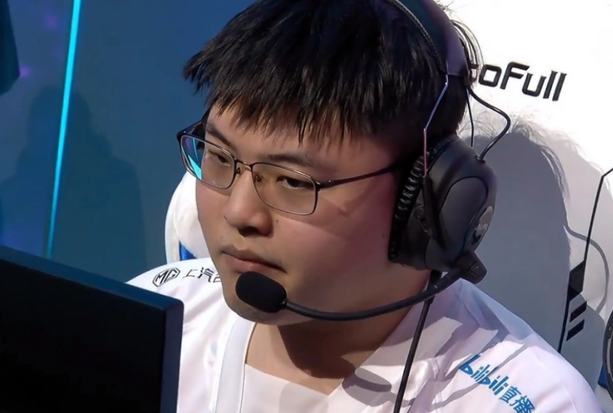 包含RNG碾压TL，Caps操刀奇招英雄翻盘宿敌对决淘汰赛，引爆全场热议的词条