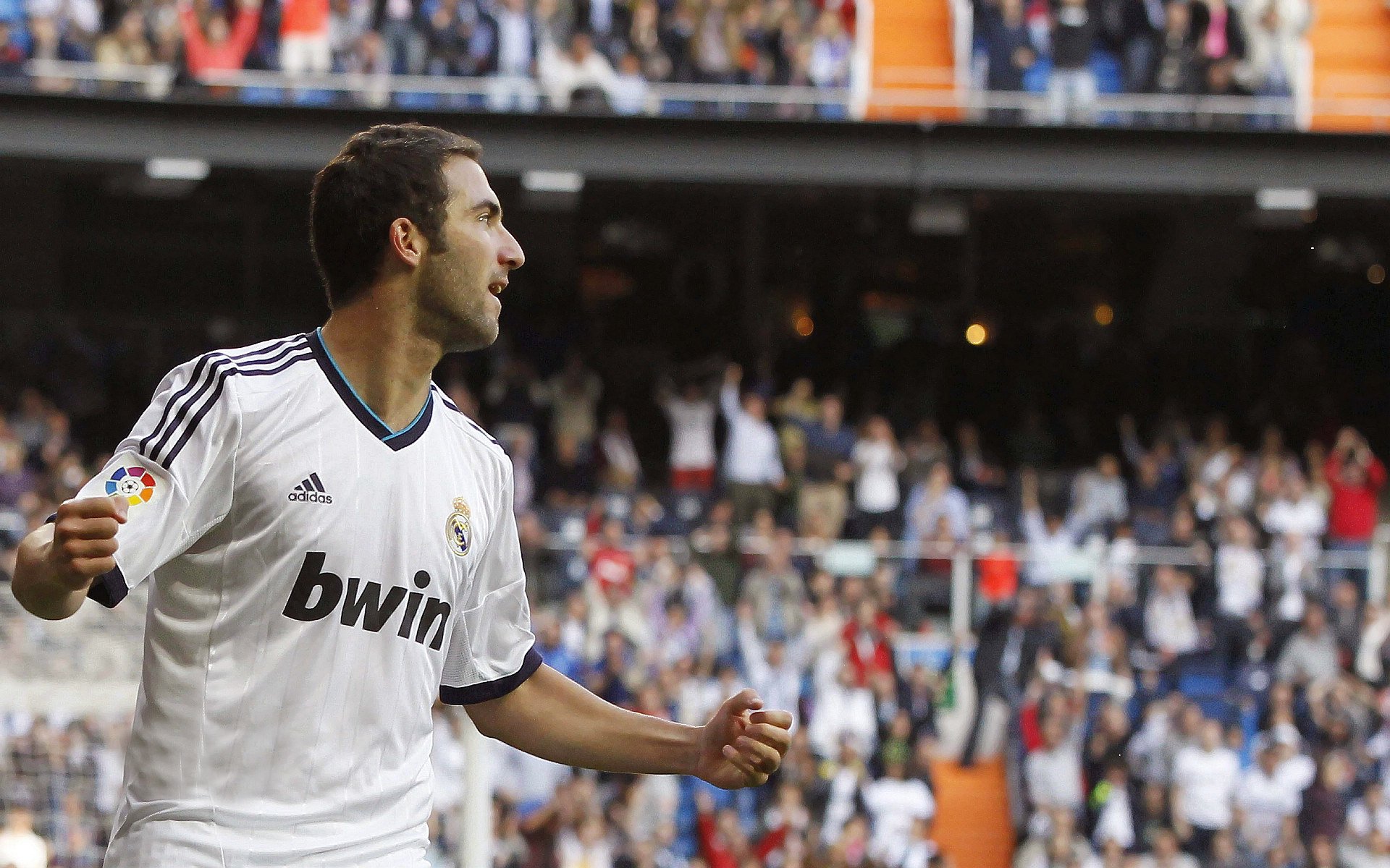 F1街道赛上演哥斯达黎加奇迹，当引擎轰鸣遇见绿茵爆冷，体育的魔幻现实永不落幕